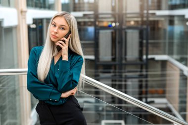 uzun saçlı güzel genç kız kapalı telefonda konuşurken