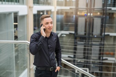 siyah gömlek yakışıklı genç adam kapalı telefonda konuşurken