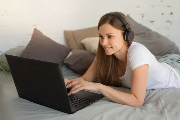 Beautiful Young Woman Lying Bed Laptop Home Headphones — Stock Photo, Image