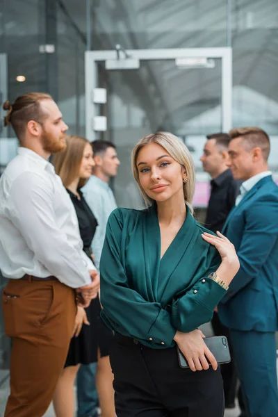 Jeune Belle Femme Sur Fond Collègues Dans Bureau — Photo