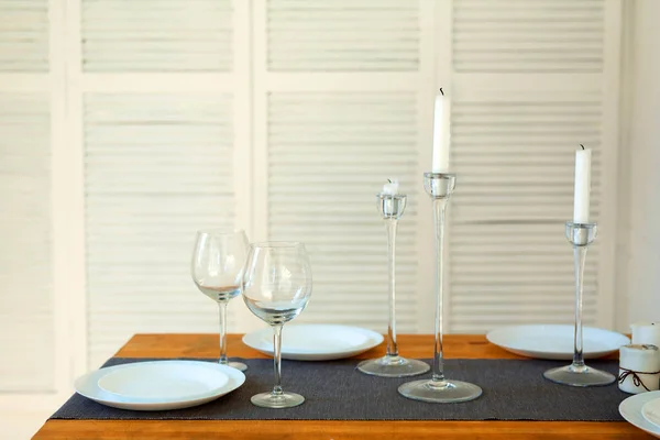 Juego Dos Vasos Platos Sobre Mesa Sobre Fondo Claro Habitación — Foto de Stock