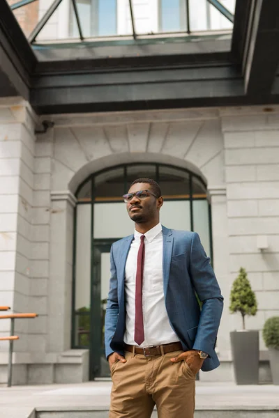 Vacker Vuxen Afrikansk Man Kostym — Stockfoto