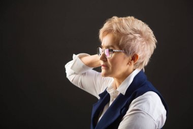 siyah arka planda yelek gözlük güzel şık yaşlı kadın