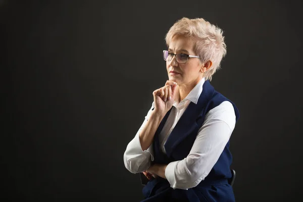 Mooie Stijlvolle Oude Vrouw Glazen Gilet Zwarte Achtergrond — Stockfoto