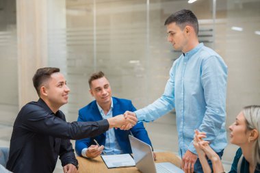 ofiste çalışan genç profesyoneller erkek ve kadın ekibi