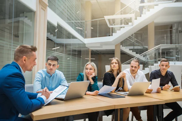 Team Giovani Professionisti Uomini Donne Lavoro Ufficio — Foto Stock