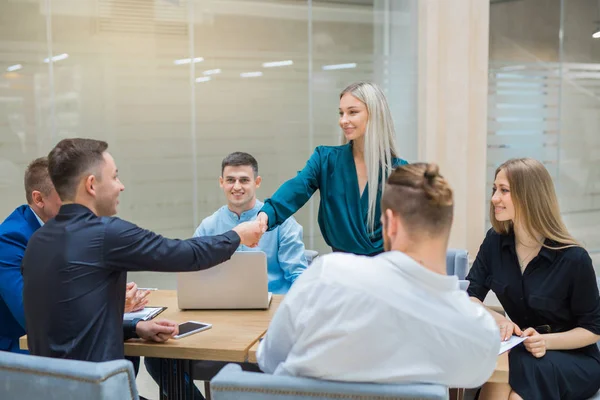 Equipo Jóvenes Profesionales Hombres Mujeres Trabajo Oficina —  Fotos de Stock