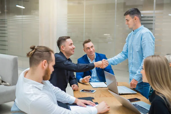 Team Van Young Professionals Mannen Vrouwen Aan Het Werk Kantoor — Stockfoto