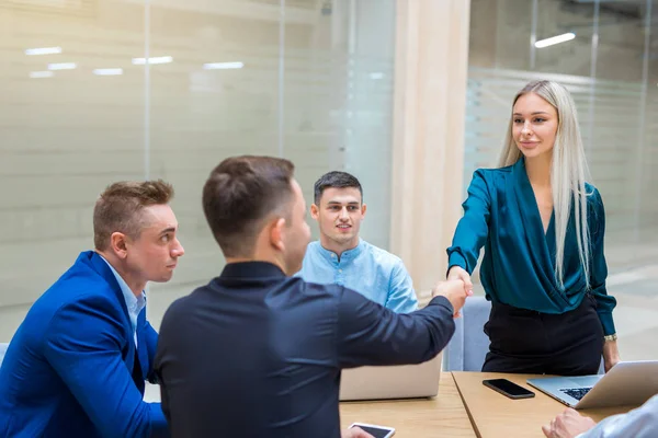 Equipe Jovens Profissionais Homens Mulheres Trabalho Escritório — Fotografia de Stock