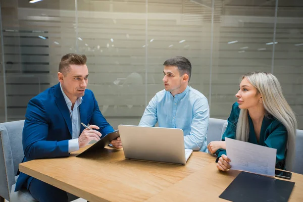 Team Giovani Professionisti Uomini Donne Lavoro Ufficio — Foto Stock