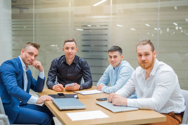Spotkanie Mężczyzn Przedsiębiorców Przy Stole Biurze — Zdjęcie stockowe
