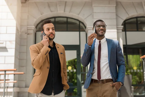 Två Män Kostym Pratar Telefon — Stockfoto