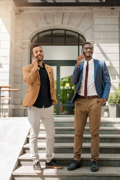 Dos Hombres Traje Están Hablando Por Teléfono —  Fotos de Stock