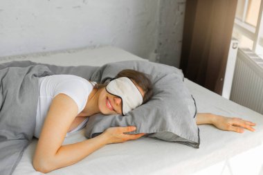 kapaklar altında evde yatakta uyuyan güzel genç kadın