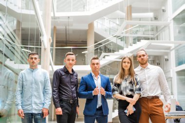 kapalı iş yerinde genç yetişkin insan yöneticileri ekibi