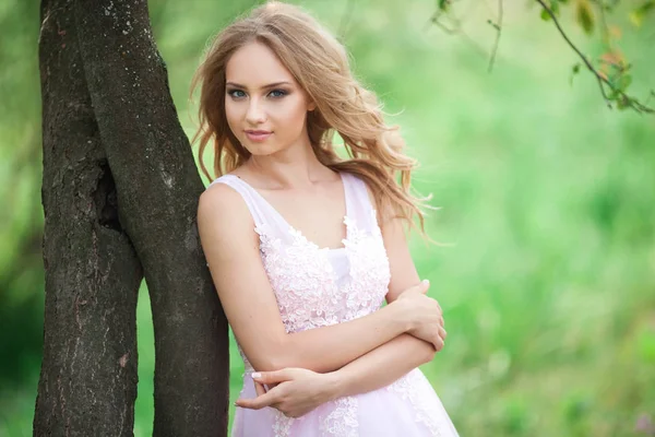 Красивая Молодая Женщина Нежном Розовом Платье Природе — стоковое фото