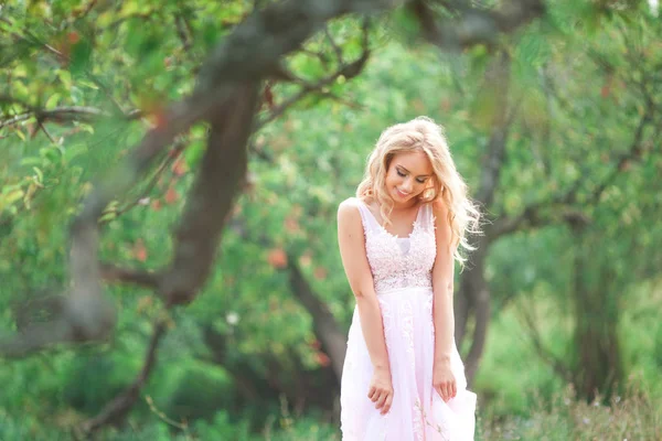 Hermosa Mujer Joven Suave Vestido Rosa Naturaleza —  Fotos de Stock