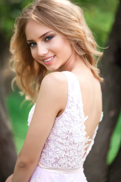 Красива Молода Жінка Ніжно Рожевій Сукні Природі — стокове фото