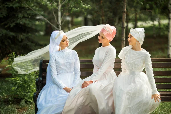 Tres Hermosas Mujeres Jóvenes Vestidos Festivos Musulmanes — Foto de Stock