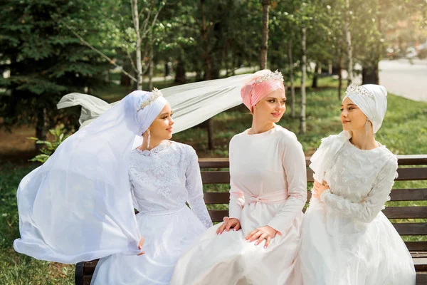 Şenlikli Müslüman Elbiseler Güzel Genç Kadın — Stok fotoğraf