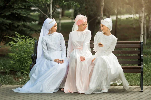 Три Красиві Молоді Жінки Святкових Мусульманських Сукнях — стокове фото