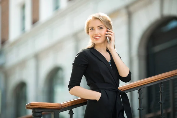 Mooie Jonge Vrouw Een Zwart Pak Praten Telefoon — Stockfoto