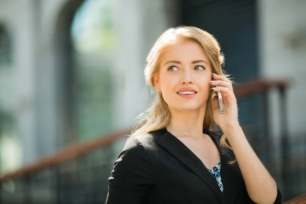 Hermosa Joven Con Traje Negro Hablando Por Teléfono — Foto de Stock