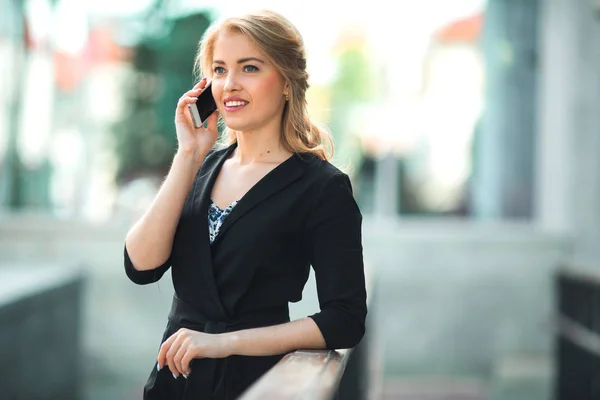 Hermosa Joven Con Traje Negro Hablando Por Teléfono — Foto de Stock