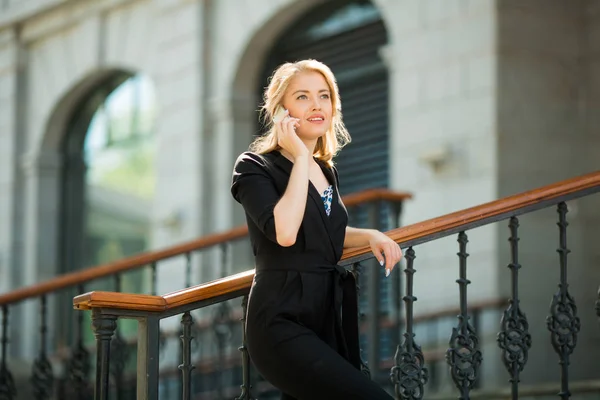 Mooie Jonge Vrouw Een Zwart Pak Praten Telefoon — Stockfoto