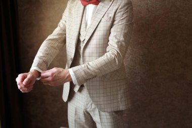 şık zarif takım elbise ve beyaz gömlek bir adam