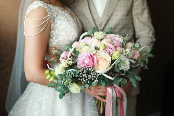 Красивий Весільний Букет Свято Троянд Руках Молодят — стокове фото