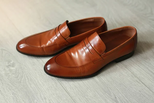 时尚经典棕色鞋在地板上 — 图库照片