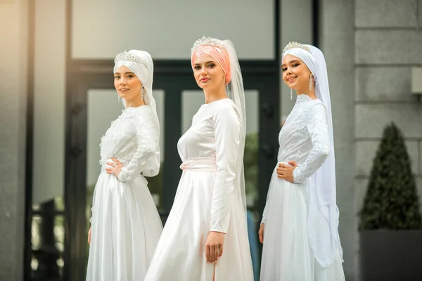 Три Красиві Молоді Жінки Легкому Мусульманському Вбранні — стокове фото