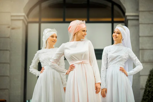 Три Красиві Молоді Жінки Легкому Мусульманському Вбранні — стокове фото