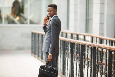 takım elbise ve gözlük telefonda konuşurken yakışıklı genç yetişkin Afrikalı adam