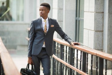 takım elbise ve gözlük yakışıklı genç yetişkin Afrikalı adam