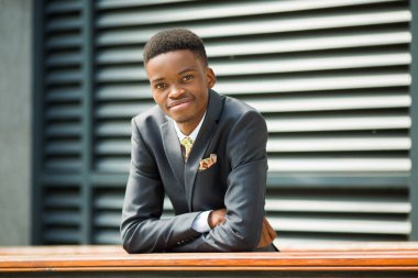 takım elbise ve gözlük yakışıklı genç yetişkin Afrikalı adam