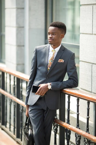 Snygg Ung Vuxen Afrikansk Man Kostym Och Glasögon — Stockfoto