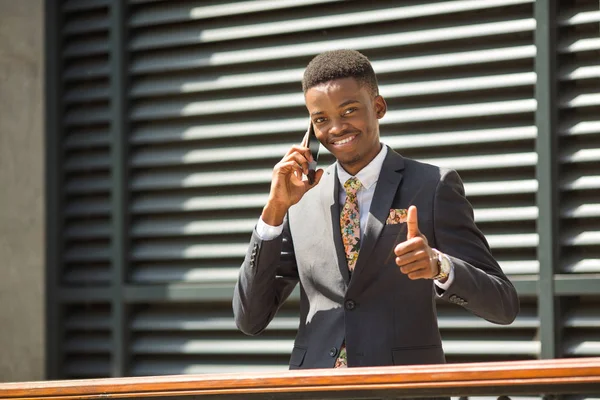 Snygg Ung Vuxen Afrikansk Man Kostym Och Glasögon Pratar Telefon — Stockfoto