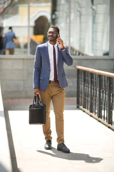 Snygg Ung Vuxen Afrikansk Man Kostym Och Glasögon Pratar Telefon — Stockfoto