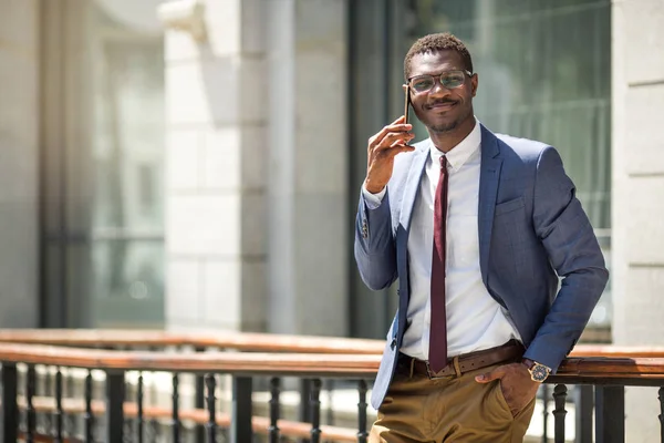 Snygg Ung Vuxen Afrikansk Man Kostym Och Glasögon Pratar Telefon — Stockfoto