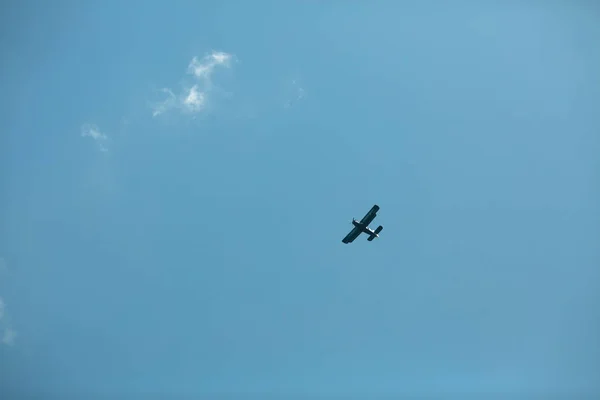 Σιλουέτα Του Ιπτάμενου Αεροπλάνου Στο Γαλάζιο Του Ουρανού — Φωτογραφία Αρχείου