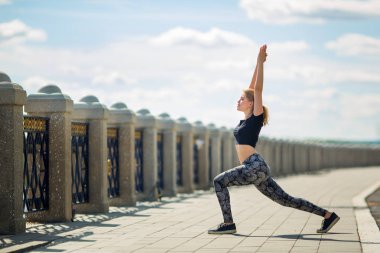 Yaz aylarında güzel genç kadın spor açık havada gider