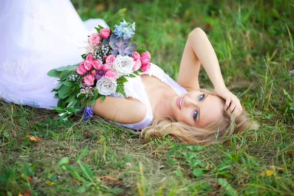 Vacker Ung Kvinna Med Smink Rosa Klänning Ligger Parken Gräset — Stockfoto