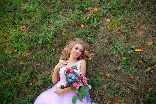 Beautiful Young Woman Make Pink Dress Lies Park Grass Bouquet — Stock Photo, Image