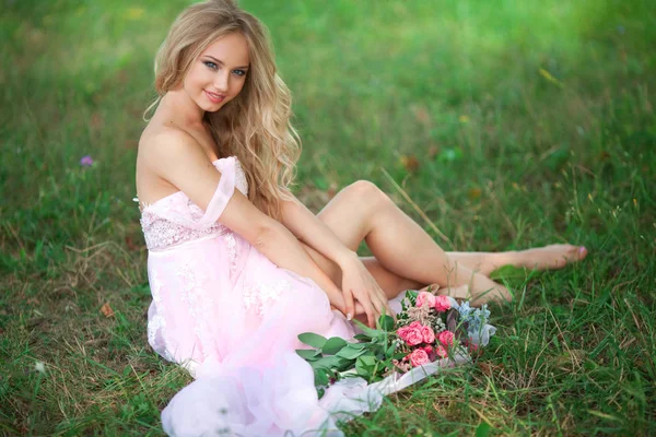 Όμορφη Νεαρή Γυναίκα Ντύσιμο Ένα Ροζ Φόρεμα Που Κάθεται Στο — Φωτογραφία Αρχείου