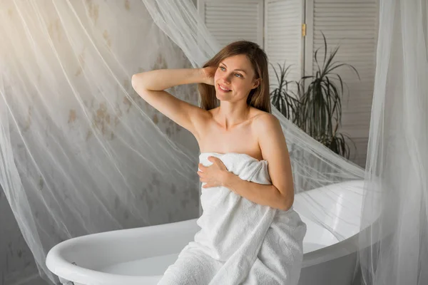 Mooie Jonge Vrouw Een Handdoek Zittend Een Bad — Stockfoto