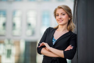 Siyah takım elbiseli güzel bir kadının portresi.