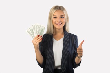 el hareketi ile elinde dolar ile beyaz bir arka plan üzerinde bir takım elbise güzel genç kadın