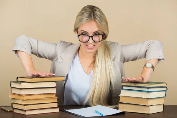 Hermosa Joven Gafas Traje Sienta Una Mesa Con Libros — Foto de Stock